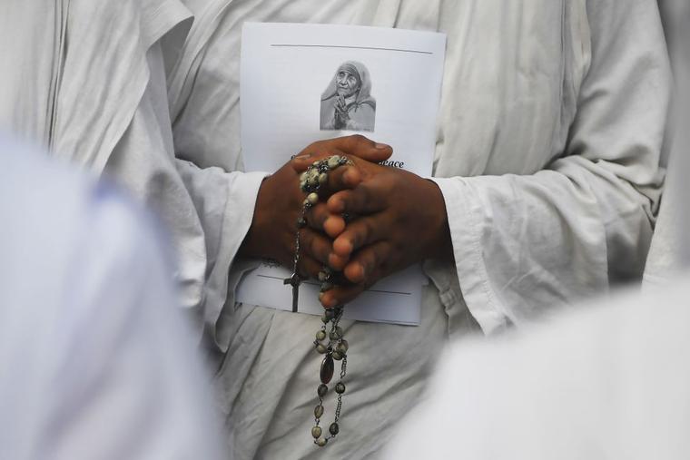 The Missionaries of Charity order holds a rosary as she takes part with others in an all religions prayer as they pay tribute to the Sri Lankan blasts victims, near the St Thomas church in Kolkata, on April 23, 2019.