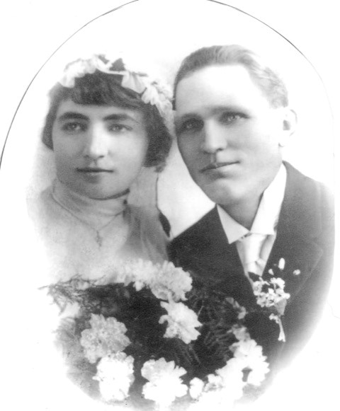 Elizabeth and Frank Bodine’s wedding photo, 1917