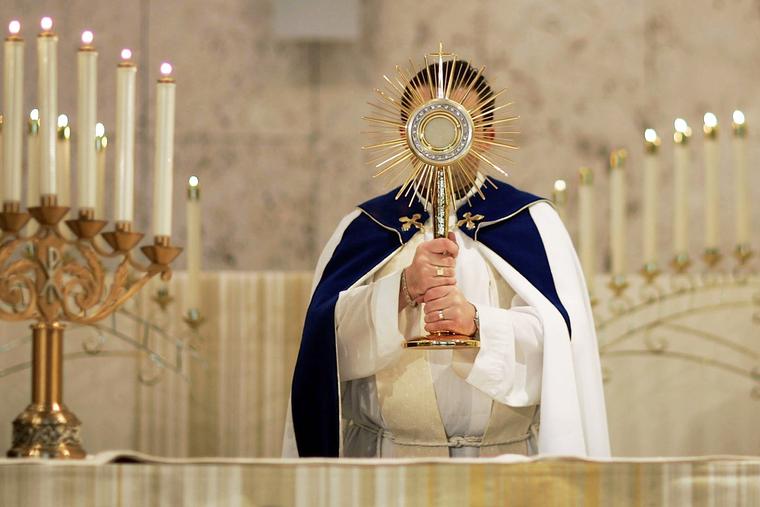 A priest carries the Blessed Sacrament March 20, 2007, in Boca Raton, Florida, in a monstrance blessed by Pope St. John Paul II in 2004.