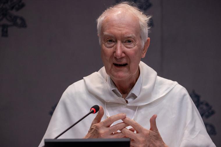 Dominican Cardinal-designate Timothy Radcliffe speaks at a Oct. 21 synod briefing at the Vatican. During the briefing he discouraged those reading the forthcoming final document from looking for big changes. The same day at the synodal assembly, he called for all to have ‘interior freedom’ as the synod comes to a conclusion.