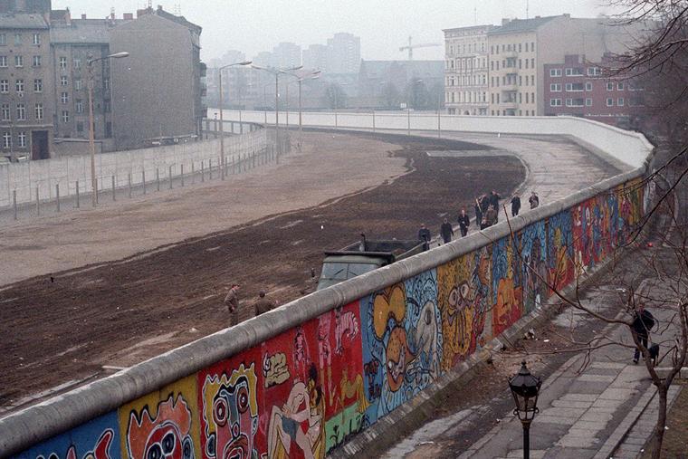 The Berlin Wall in a photo taken in 1986 by Thierry Noir at Bethaniendamm in Berlin-Kreuzberg.