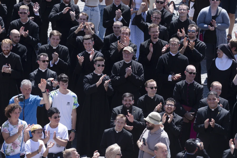 Pope Francis greets new seminarians from the North American College present in St. Peter’s Square, encouraging them to live their vocations with joy “because true prayer gives us joy.”