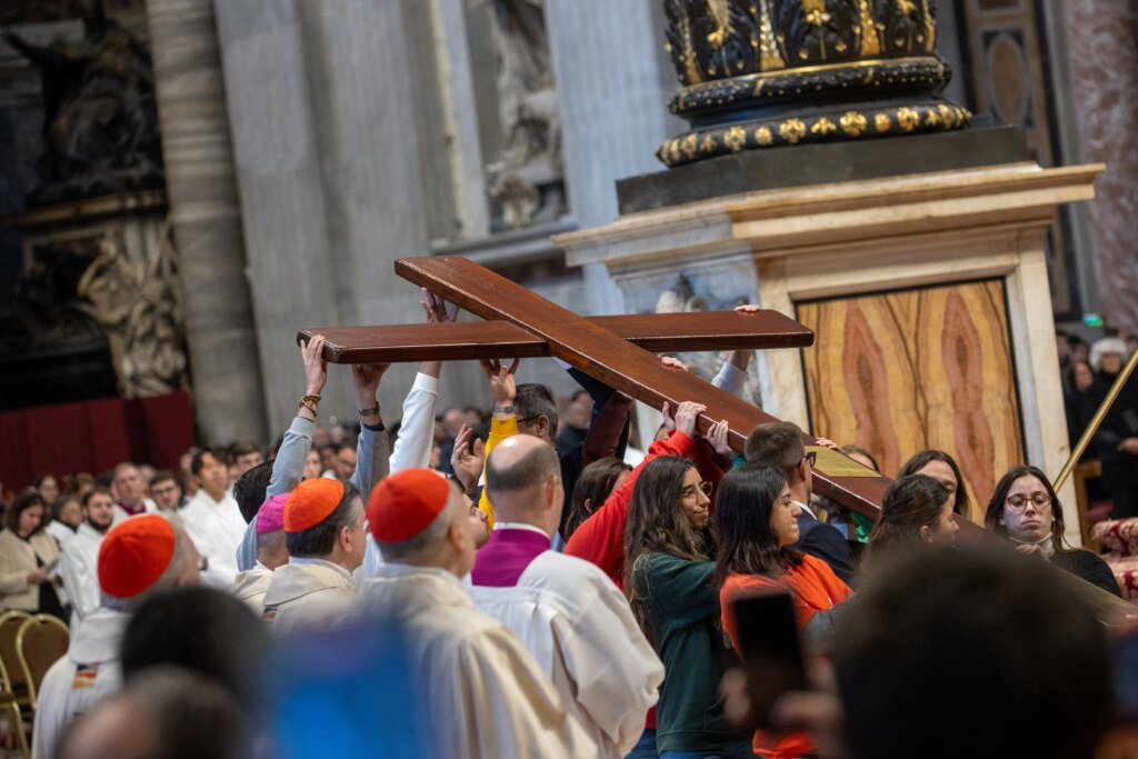 Portuguese youth carry the World Youth Day cross in St. Peter's Basilica on the Solemnity of Christ the King, Nov. 24, 2024. Credit: Daniel Ibáñez/CNA