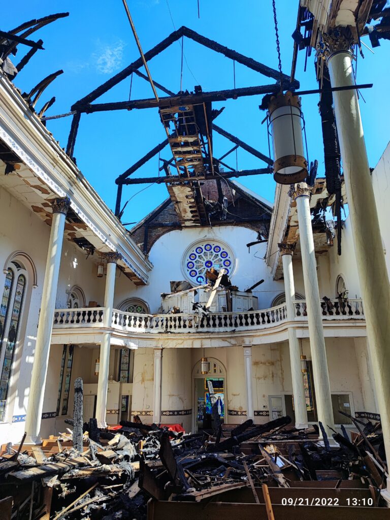 The roof of the parish completely collapsed.