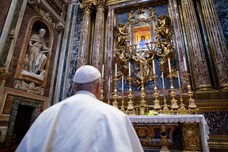 Pope Francis prays before the icon of ‘Salus Populi Romani’ (Protectress and Health of the Roman People) hung in the Basilica of St. Mary Major, on March 15, 2020.