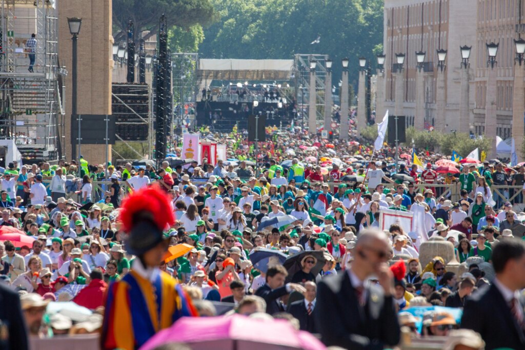 Tens of thousands of young pilgrims, who took part in Jubilee of Teenagers festivities from April 25-27, were also present at the Divine Mercy Mass dedicated to the late pontiff, including several European scouts groups, such as Italy’s Scouts D’Europa, and American parish groups, including youth from the Basilica of St. Mary in Alexandria, Virginia. Credit: Daniel Ibanez/Vatican Media