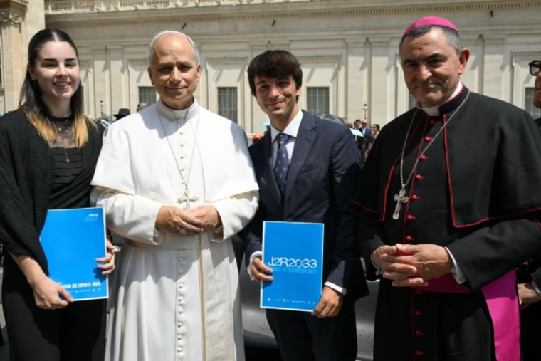 Fernando Moscardó (center) and his friend Patricia (far left) meet with Pope Leo XIV and Bishop Mikel Garciandía of Palencia (right) after the Holy Father’s general audience on Wednesday, June 11, 2025.
