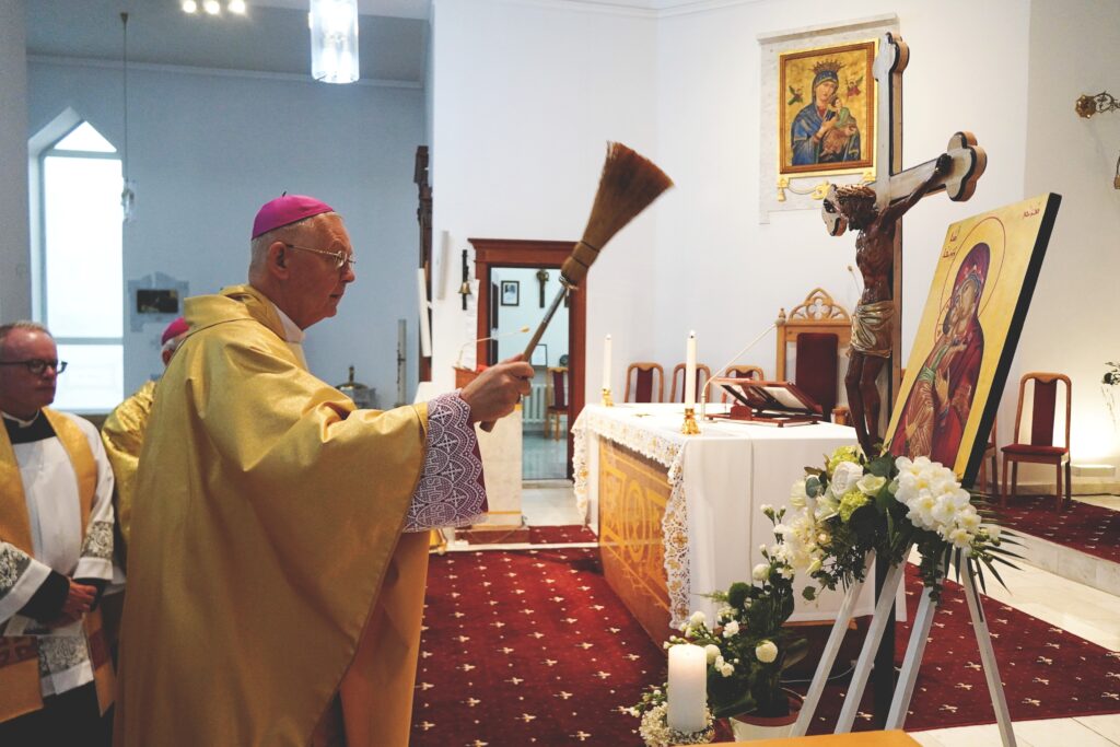 Archbishop Tomasz Peta blesses the icon of Mary