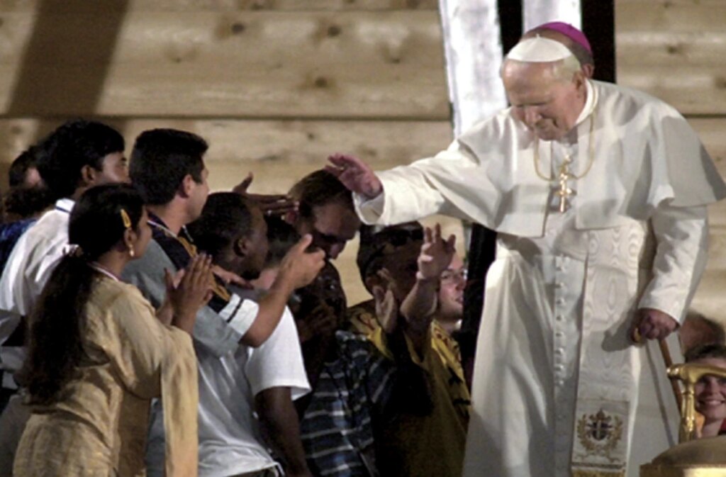 A moment during the vigil at Tor Vergata on the evening of Aug. 19, 2000. Credit: Vatican Media/Osservatore Romano