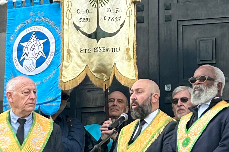 Guillaume Trichard, grand master of the Grand Orient de France, speaks at the microphone on May 1, 2024, in front of the columbarium at Père-Lachaise Cemetery.