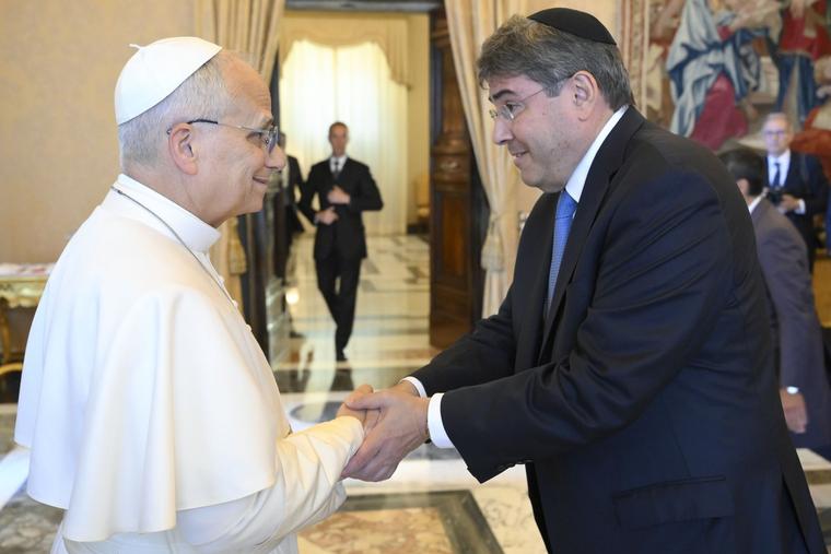 Pope Leo XIV greets Eric Goldstein, CEO of the UJA-Federation of New York, during a June 15, 2026, meeting with Jewish representatives at the Vatican.